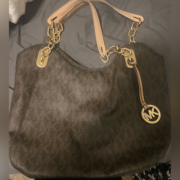 Michael Kors bag. Amazing condition. Medium size. Gold chains! - Picture 5 of 5